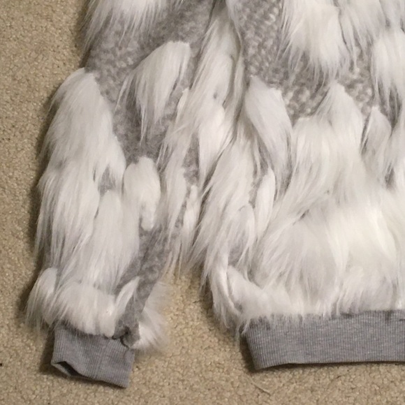 NWOT Zara Faux Fur Design Zip Up Sweater Size Medium - Picture 4 of 7